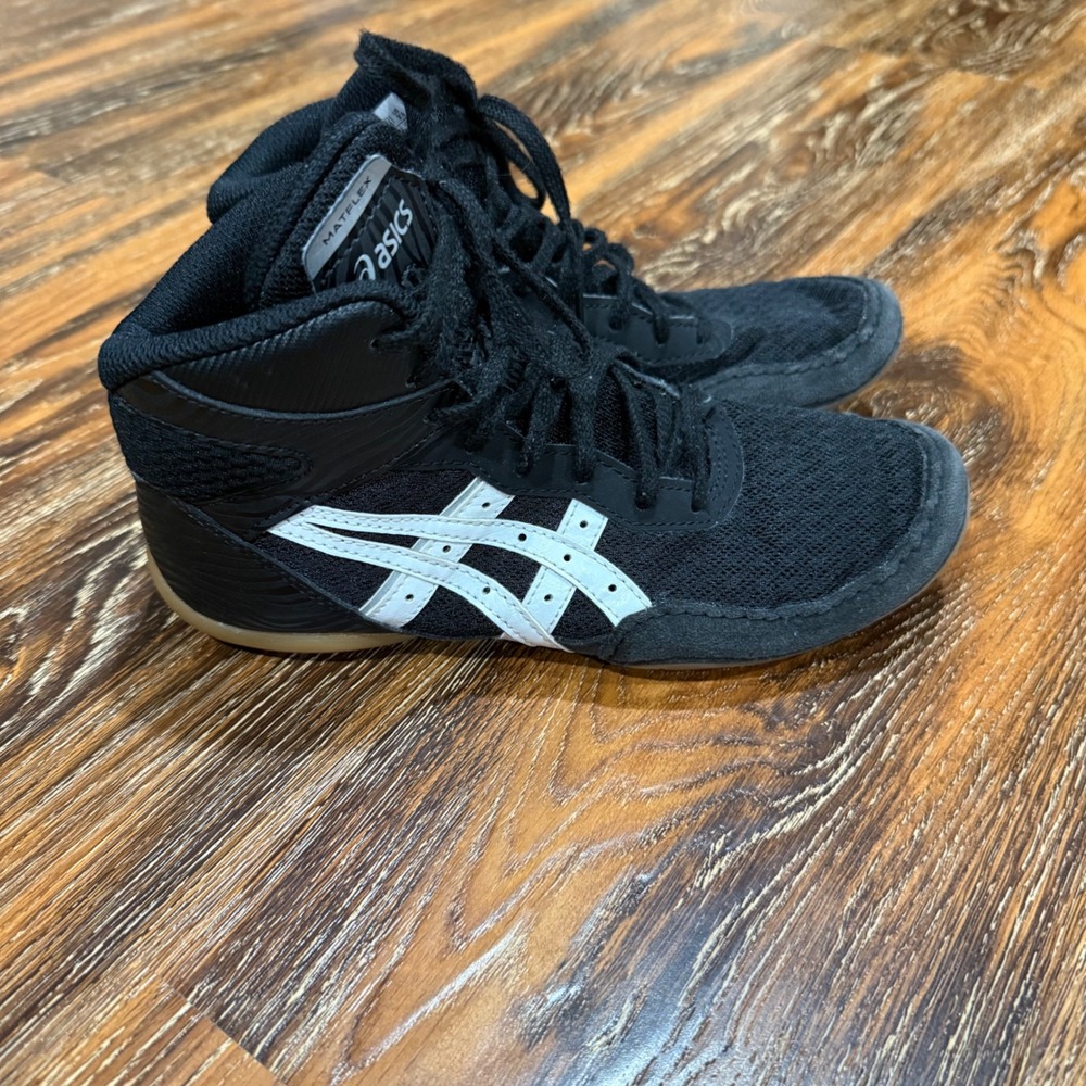 ASICS Size 3.5 Matflex 6 Wrestling Shoes Kids Black White 1084A011 High Top Boys